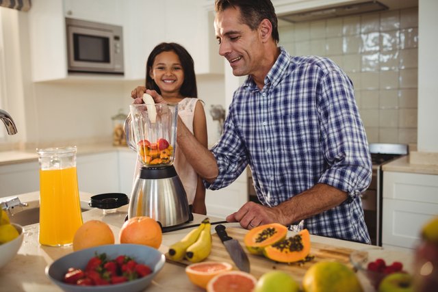 pikwizard-father-and-daughter-preparing-smoothie-in-kitchen.jpeg