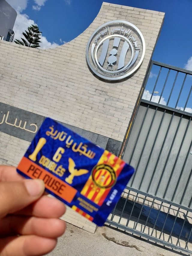 prise de l'abonnement devant le logo de l'équipe.jfif