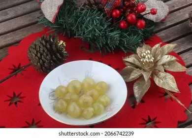 new-years-eve-celebration-grapes-260nw-2066742239.webp