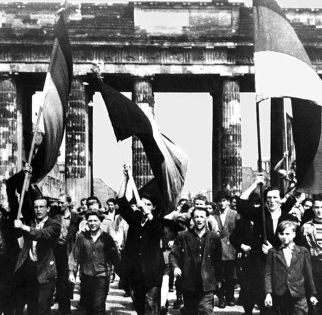 Volksaufstand-berlin-brandenburger-tor-DW-Vermischtes-Berlin-jpg.jpg