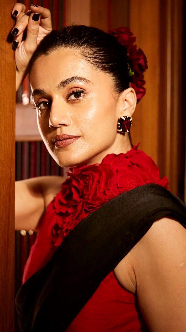 taapsee-statement-earrings.jpg