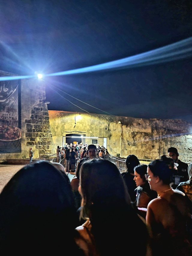 la queue devant le théatre de Bizerte.jpg