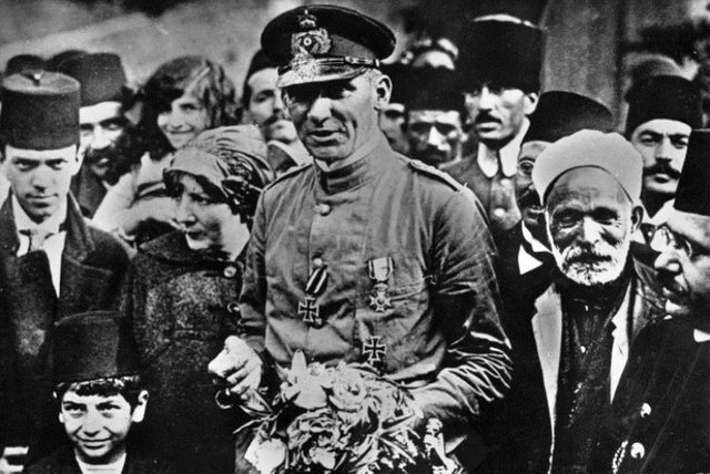 Lieutenant Mücke being received in Constantinople.jpg