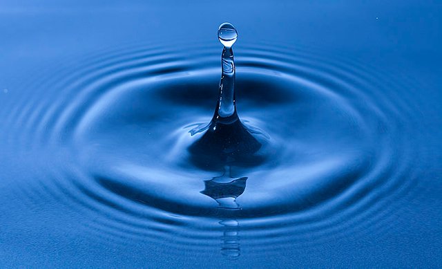 800px-Water_drop_impact_on_a_water-surface_-_(1).jpg