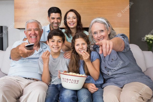 retrato-familia-extendida-feliz-viendo-television-sala-estar_13339-277636.jpg