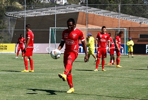 ENTRENAMIENTO_SELECCION_ECUATORIANA_DE_FUTBOL_SUB_20_(16043920108).jpg