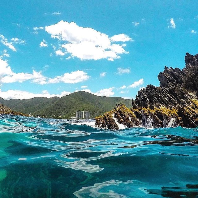 Bahía de Cata Edo_ Aragua !! Aguas cristalinas, fina arena, acompañada de erguidos cocoteros y una gran extensión, es lo que te brinda la Bahía de Cata.jpg