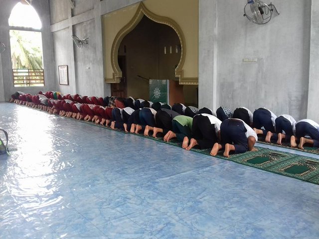 shalat zuhur smp.jpg