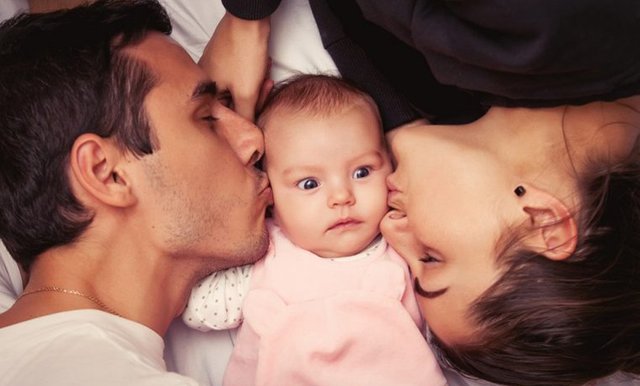 123520mom-and-dad-kiss-adorable-c.jpg