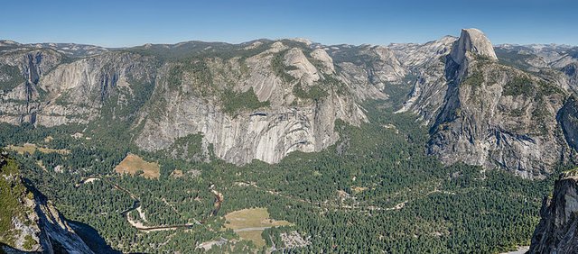 Panoramic_Overview_from_Glacier_Point_over_Yosemite_Valley_2013_Alternative.jpg