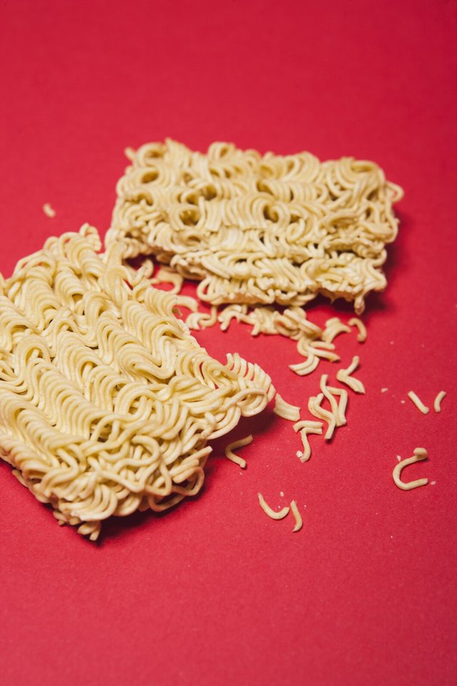 broken-block-instant-noodle_23-2147762828.jpg