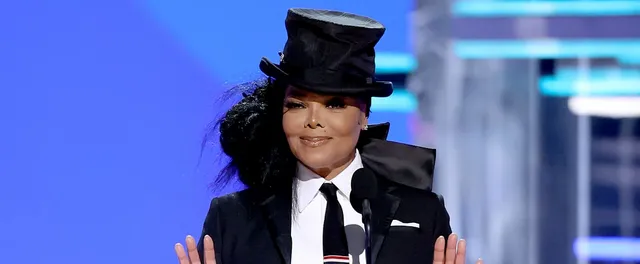 janet-jackson-surprises-fans-at-2022-billboard-awards.webp