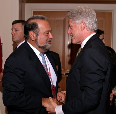 Carlos-Slim-and-former-U.S.-President-William-J.-Clinton-in-conversation-at-the-2004-International-Achievement-Summit-in-Chicago.jpg