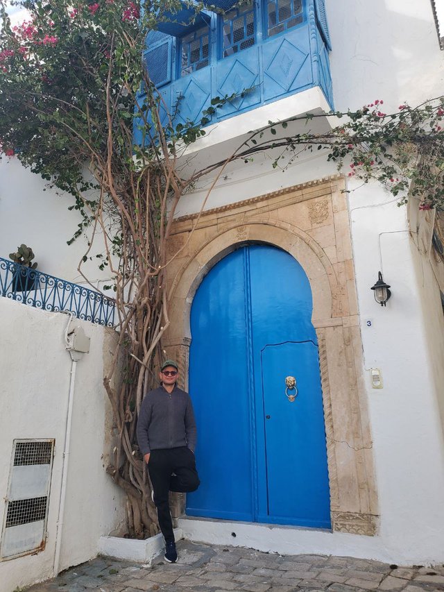 devant une porte d'une maison à sidi bou.jpg