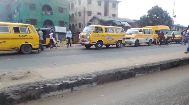 A busy busstop in Lagos.jpg