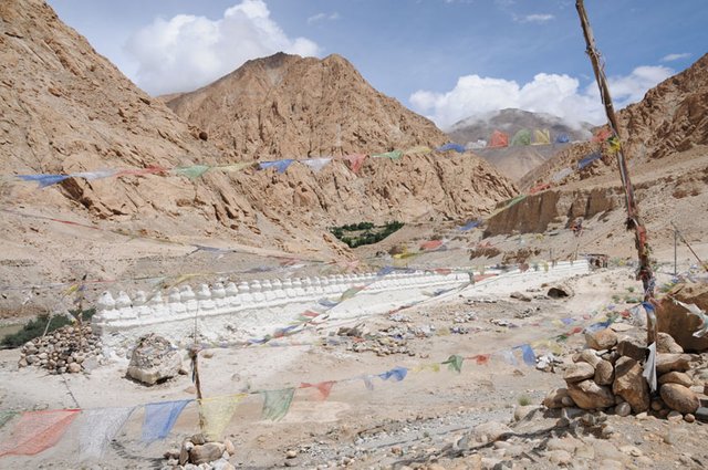 ladakh-indien-himalaya-reise-berge-tschoerten-gebetsfahnen-landschaft.jpg