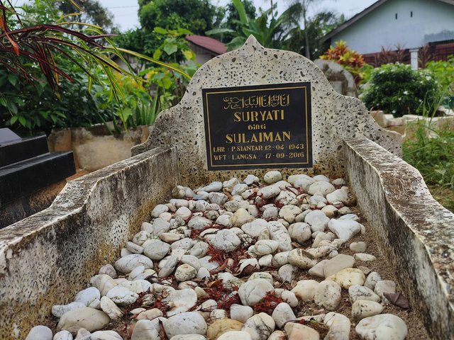 makam ibu.jpg