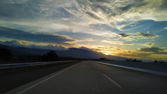 Pesona senja di Tol Aceh.jpg