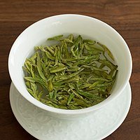 200px-Longjing_tea_steeping_in_gaiwan.jpg