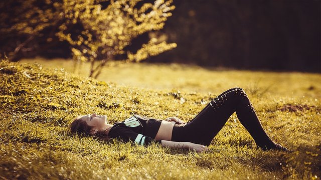 girl-lying-on-the-grass-1741487_960_720.jpg