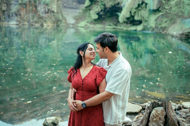 free-photo-of-romantic-lakefront-couple-embracing-in-nature.jpeg