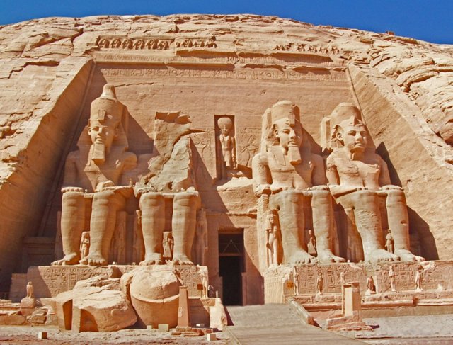 abu-simbel-fachada2.jpg