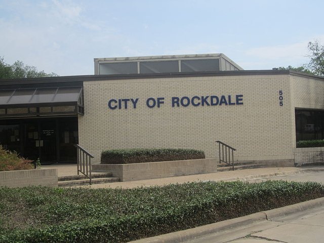 800px-Rockdale,_TX,_City_Hall_IMG_2244.JPG