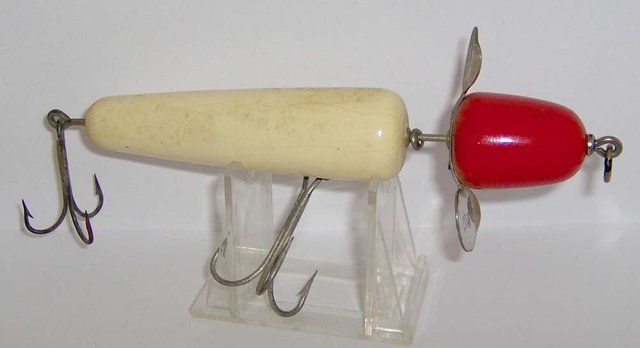ANTIQUE PFLUEGER GLOBE WOOD LURE in RED HEAD & WHITE 5½