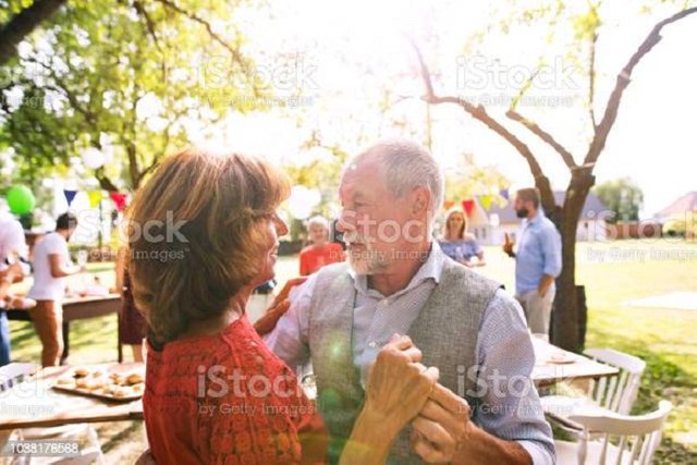 Bailando en el jardin.jpg