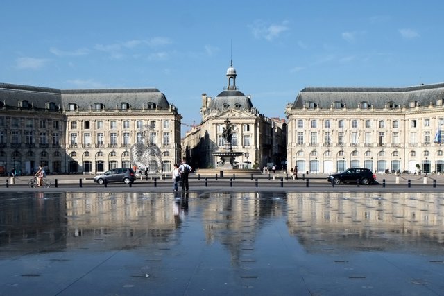 138_-_Place_de_la_Bourse_et_le_miroir_d'eau_-_Bordeaux.jpg