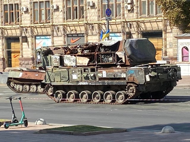 Знищена російська техніка 10 виставка на Хрещатику.jpg