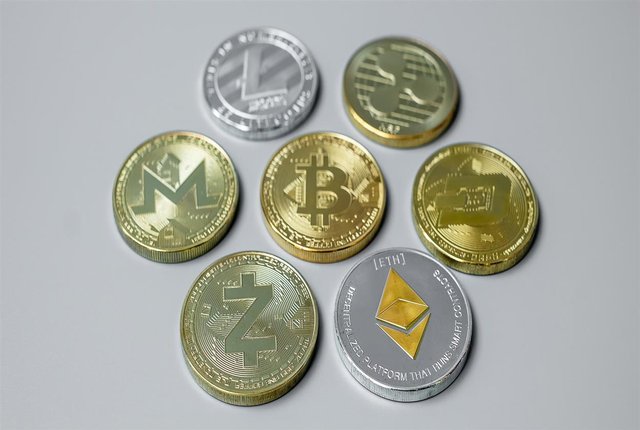vecteezy_golden-and-silver-cryptocurrency-bitcoin-ethereum_7781290(1).jpg