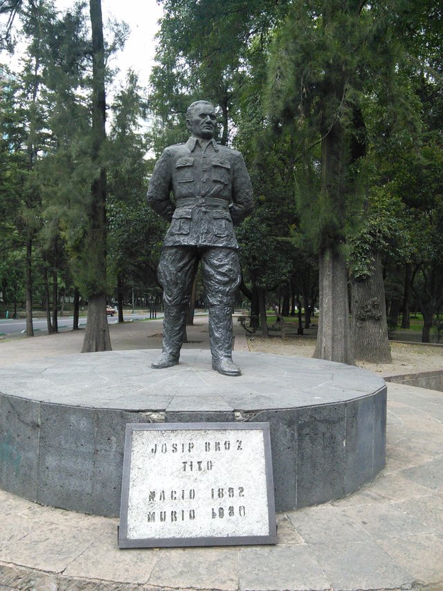 Josip_Broz_Tito_in_Mexico_City_-_Laslovarga.jpg