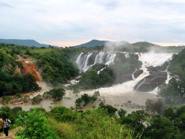 Shivanasamudra-Falls-Bgajanan-Wikipedia.jpg