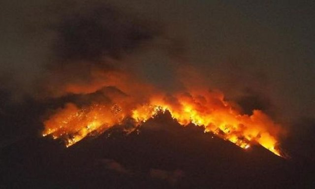 687-erupsi_gunung_agung_malam_ini-800x450.jpeg