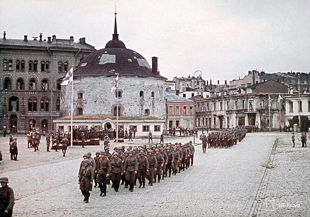 Finnish_military_parade_Vyborg.jpg