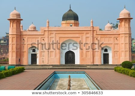 mausoleum-bibipari-lalbagh-fort-dhaka-450w-305846633.jpg