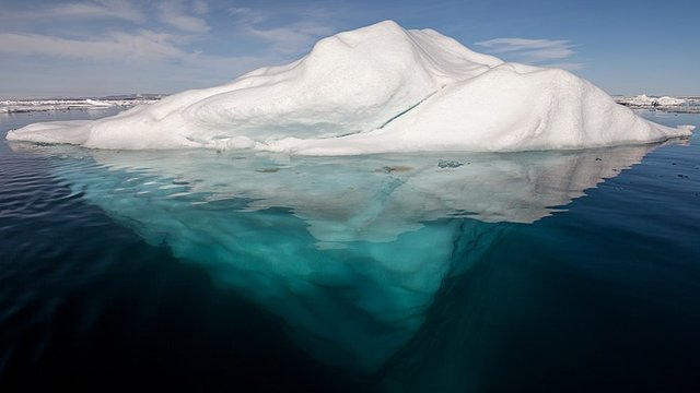800px-Iceberg_in_the_Arctic_with_its_underside_exposed.jpg