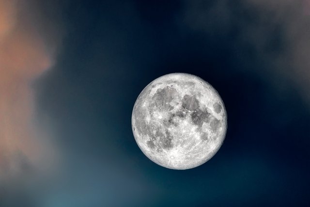 moon-6365467_1920.jpg