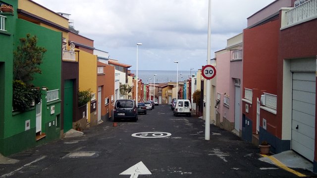 Kolorowe domy Punta z oceanem.jpg