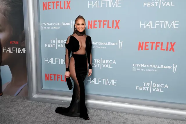 jennifer-lopez-tom-ford-dress-halftime-premiere (7).webp