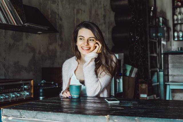 ragazza-in-un-caffe-con-uno-smartphone.jpg