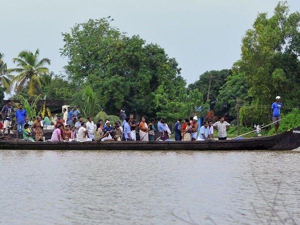 1536408758-Kerala_flood_boat.jpg