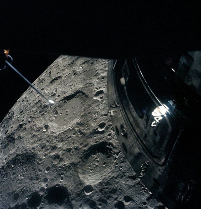 Apollo_13_passing_Moon.jpg