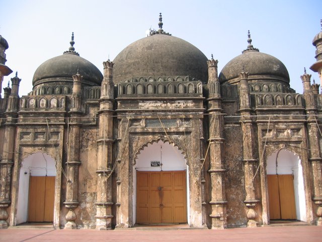 Khan_Mohammad_Mirdhas_Mosque_Dome_by_Ragib_Hasan.jpg