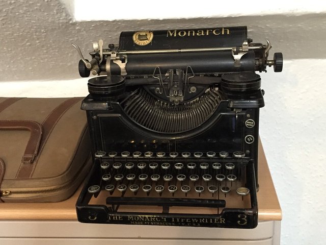 typewriter-816978_960_720.jpg