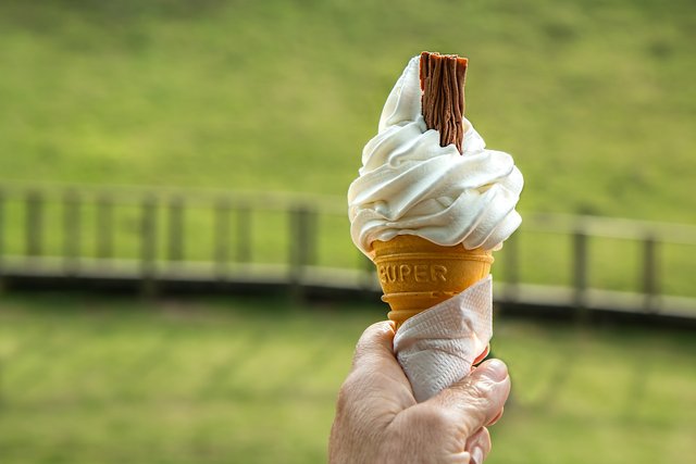 ice-cream-cone-1579124_1920.jpg