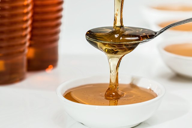 close-up-honey-pouring-33260.jpg