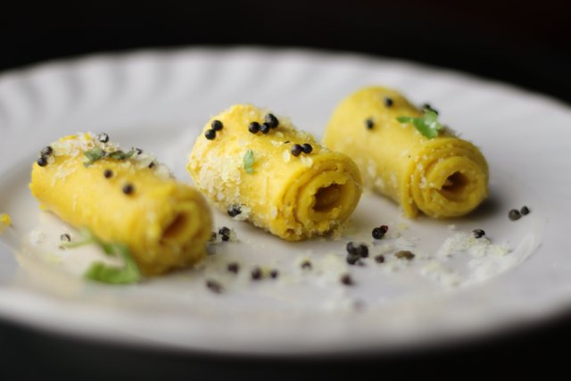 Khandvi_(10497367994).jpg