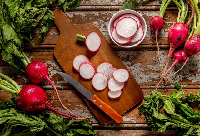 top-view-radishes-with-knife_23-2148622425.jpg